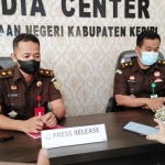 Kepala Seksi Intelijen Kejaksaan Negeri Kabupaten Kediri Roni (kanan) dan Kepala Seksi Pidana Umum Aji Rahmadi saat menggelar jumpa pers di Kantor Kejari Kabupaten Kediri. foto: ist.