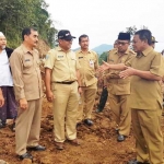 Bupati Indartato saat meninjau lokasi proyek relokasi jalan ambles.