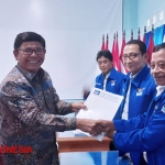 Sudijono Sastroatmojo, mantan Rektor Universitas Negeri Semarang saat mengambil formulir pendaftaran penjaringan bacabup di DPC Partai Demokrat Pacitan. (foto: Rojihan/TIMES Indonesia)
