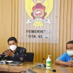 Wali Kota Kediri Abdullah Abu Bakar didampingi Asisten 1 Sekkota, Drs. Nur Muhyar saat konferensi pers secara virtual. foto: ist.