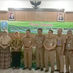 Beny Sampirwanto saat foto bersama para staf.