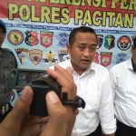 Polisi saat melakukan konferensi pers.
