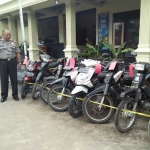 Barang bukti sepeda motor yang digelapkan oleh Renianto. foto: AKINA/ BANGSAONLINE