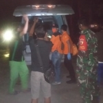 Jenazah korban saat dimasukkan ke mobil ambulans untuk dibawa ke RSUD dr Soeroto Ngawi.