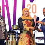 Gubernur Khofifah saat menerima penghargaan sebagai Tokoh Nasional Peduli Ekonomi Kerakyatan dari PWI Jatim.
