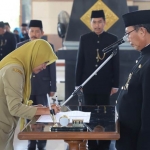 Perwakilan eselon III dan IV menandatangani surat pengangkatan dalam jabatan.