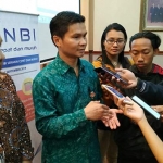 Kepala Tim Advisory dan Pengembangan Ekonmi Kantor Perwakilan Bank Indonesia Kediri Nasrullah didampingi Kepala Unit Operasional Sistem Pembayaran Anang Samsoe Moeljanto saat jumpa pers. foto: Arif Kurniawan/ BANGSAONLINE