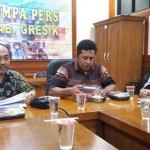 Pimpinan DPRD Gresik dan Komisi saat memberikan keterangan pers. foto: Syuhud/ BANGSAONLINE