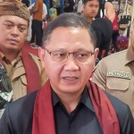 Kepala Dindik Jatim, Aries Agung Paewai, saat memberi keterangan ke awak media.