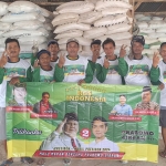 Para pekerja home industri pupuk menyatakan dukungan terhadap pasangan Prabowo-Gibran. Foto: Ist.