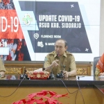 Direktur RSUD Sidoarjo, dr. Atok Irawan saat memberikan keterangan terkait 2 orang PDP Virus Corona yang sedang menjalani perawatan intensif. 