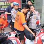  Kapolres Gresik, AKBP Adhitya Panji Anom melihat MA, salah satu pelaku curanmor memeragakan cara mencuri motor dengan kunci T. Foto: SYUHUD/BANGSAONLINE.com