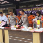 Kapolres Kediri Kota dan jajaran saat menunjukkan barang bukti serta para tersangka. Foto: Ist
