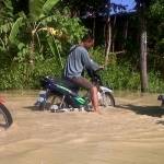 Jalan antar kecamatan terendam air setinggi 40 centi meter. Banjir akibat melubernya kali mekuris di Desa Simbatan Kanor. Foto: Eky Nurhadi/BangsaOnline