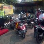 Pengendara motor yang melanggar diberi siraman rohani oleh KH. Ahmad Damanhuri. foto: suwandi/BANGSAONLINE