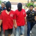 Dua anggota komplotan yang dibekuk petugas. [foto:rusmiyanto/BangsaOnline.com]