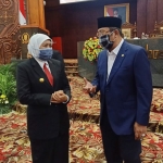Gubernur Khofifah berdiskusi dengan pimpinan DPRD Jatim, Sahat Tua Simanjuntak usai sidang paripurna. foto: ist.
