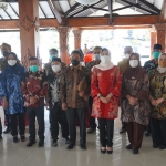 Wali Kota Dewanti Rumpoko (empat dari kanan) bersama jajaran pengurus Dewan Pendidikan Kota Batu.