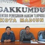 Ketua Bawaslu Kota Madiun sampaikan kegiatan yang sudah dilakukan dalam menangani dugaan pelanggaran kampanye Cakpro. Foto: Hendro Suhartono/BANGSAONLINE.com