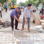 Anggota Komisi III DPRD Gresik Catur Dadang Rahardjo (F-Nasdem) dan M. Yunus (F-PPP) saat sidak ke lokasi proyek saluran air di sepanjang depan RSUD Ibnu Sina-Kantor Bupati Gresik, kemarin. foto: SYUHUD/ BANGSAONLINE