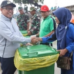 Wabup Tuban Noor Nahar Hussein saat bersih-bersih sampah di pantai.