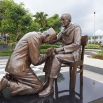 Patung Bung Karno sedang sungkem ke ibunya ini bernilai Rp 1,5 miliar.