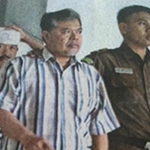 Camat Kedungdung Junaidi dan Kun Hidayat usai mengikuti persidangan.