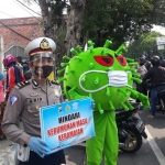 Badut Corona saat OPS 2020 di Jombang.