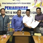 Sueb Abdullah saat mengembalikan formulir pendaftaran bakal cabup di DPD Golkar. foto: SYUHUD/ BANGSAONLINE
