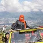 Khofifah Indar Parawansa saat berada di salah satu destinasi wisata Jawa Timur. Foto: dok Pemprov Jatim