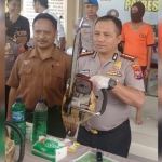 Kapolresta Banyuwangi Kombes Pol Arman Asmara menunjukkan barang bukti berupa gergaji mesin didampingi KKPH Banyuwangi Utara Aus Santoso.