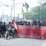 Warga Wotan, Kecamatan Panceng saat menggelar demo di depan PT Avia Avian. Foto: SYUHUD/ BANGSAONLINE