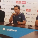 Aji Santoso saat jumpa pers menjelang laga Persela Vs Sriwijaya FC.