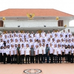 Gubernur Jawa Timur saat berfoto bersama HIPMI Jatim di depan Gedung Negara Grahadi, Kamis (1/3).