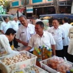 Bupati Pacitan, H. Indartato, saat sidak pasar.