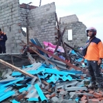 Rumah warga tampak rusak parah akibat terjangan angin puting beliung.