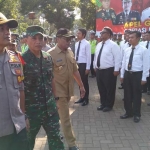 Kapolres Malang Kota AKBP Asfuri bersama Danrem 083/BDJ Kol. Inf Bagus Suryadi Tayo serta Wakil Wali Kota Malang Sofyan Edi J saat mengecek persiapan pasukan pengamanan lebaran di Alun-Alun Merdeka Malang, Selasa (28/05). foto: IWAN IRAWAN/ BANGSAONLINE