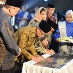 Menko PMK Muhadjir Effendy saat menandatangani prasasti peresmian Gedung Soedja RS Muhammadiyah Ahmad Dahlan Kota Kediri. Foto: Ist.