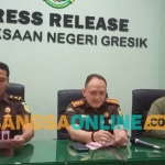 Kajari Gresik, Nana Riana (tengah), saat memberikan keterangan pers. Foto: SYUHUD/BANGSAONLINE