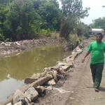 Tanggul anak sungai Wrati di Dusun Tebel, Desa Cangkringmalang, Kecamatan Beji yang jebol pasca diguyur hujan.