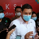 Wali Kota Kediri Abdullah Abu Bakar saat memberi keterangan kepada wartawan usai meninjau pelaksanaan vaksinasi Covid-19 kepada awak media di Ruang Kilisuci, Balai Kota Kediri, Selasa (2/3/2021). (foto: MUJI HARJITA/ BANGSAONLINE)