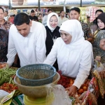 Gubernur Jawa Timur Khofifah Indar Parawansa di dampingi Wali Kota Kediri Abdullah Abu Bakar melakukan sidak harga sembilan bahan pokok di Pasar Pahing Kota Kediri. foto: ist