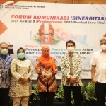 Gubernur Jawa Timur Khofifah Indar Parawansa menjadi keynote Speaker pada Forum Komunikasi (Sinergitas) oleh Komisi D DPRD Jawa Timur di Ballroom Hotel Santika Premiere Semarang, Selasa (24/11). foto: ist/ bangsaonline.com