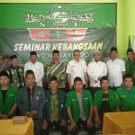 Suasana foto bersama yang dilakukan MWCNU Sarirejo Lamongan saat Seminar Kebangsaan.