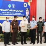 Wali Kota Gus Ipul usai melakukan penandatanganan penyerahan hibah berupa aset tanah kepada Kalapas Kota Pasuruan Yhoga Aditya Kuswanto. foto: ARDIANZAH/ BANGSAONLINE.com