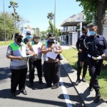 Para petugas dari BPKAD sedang melakukan penagihan pajak PBB di perumahan elit. foto: ist.