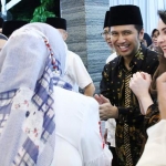 Wagub Jatim Emil Dardak dan istri, Arumi Bachsin saat tasyakuran rumah dinas jabatan. foto: ist