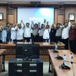 Bupati Sambari didampingi Kapolres Gresik AKBP Boro Windu Danandito bersama Kadisnakertrans dan perwakilan elemen buruh usai pertemuan. foto: SYUHUD/ BANGSAONLINE