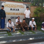 Sejumlah wartawan PWI Lamongan foto bersama di makam Sunan Gresik.