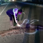 Petugas Unit Lakalantas Polsek Krian saat melakukan olah TKP di lokasi kecelakaan di jalur tengkorak Jalan Raya Sidorejo, Kecamatan Krian, Sidoarjo, Rabu (5/5/2021) malam. foto: ist